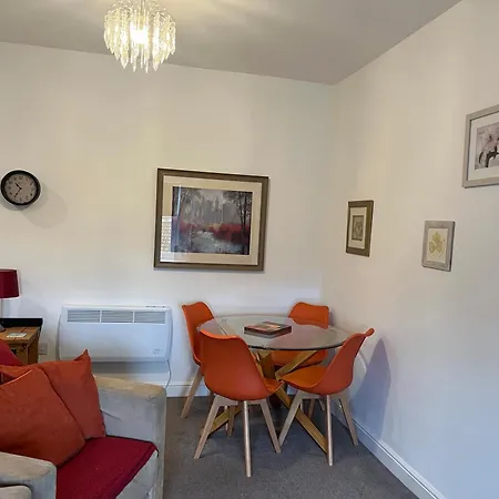 8 At 19 Brooklands ファイリー